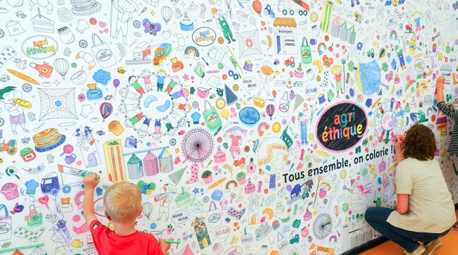 Fresque à colorier sur le stand de Terre de Jim en 2016